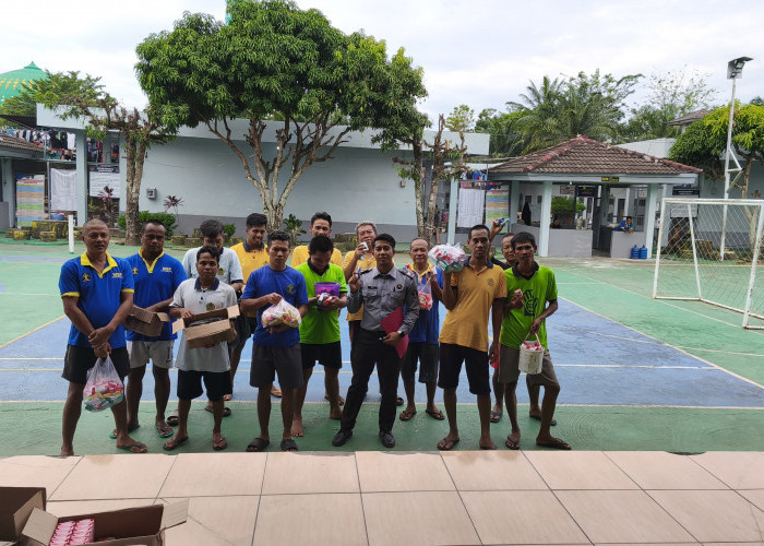 Lapas Narkotika Kelas IIA Muara Beliti Bagikan Peralatan Mandi untuk Warga Binaan