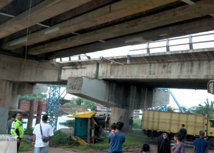 Truk Tanpa Muatan di Palembang Terjun Bebas ke Bawah Jembatan Keramasan, Hilang Kendali Setir Lepas 