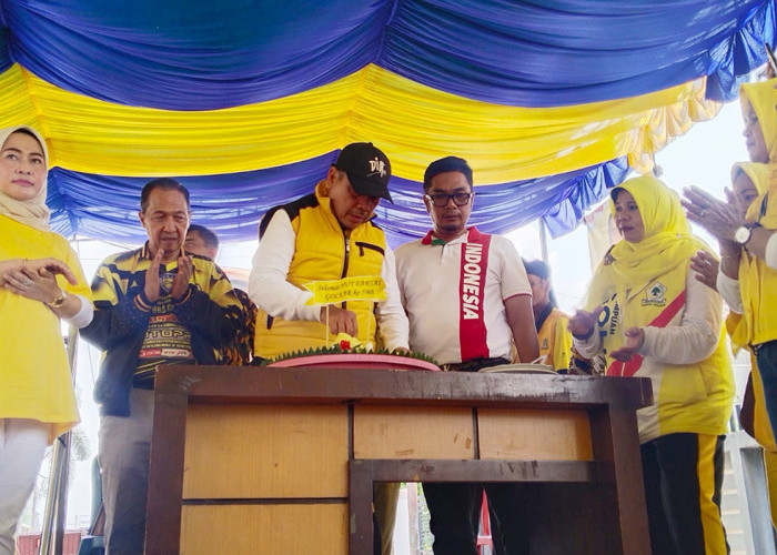 Peringati HUT ke-59, DPD Partai Golkar Kabupaten Ogan Ilir Potong Tumpeng Bersama 
