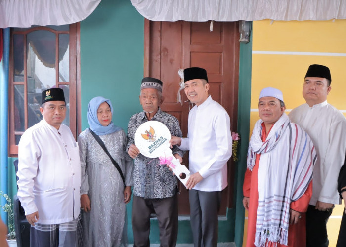 Warsini dan Karim Sumringah Ketika Menerima Kunci Rumahnya dari Pj Wako Palembang Ratu Dewa