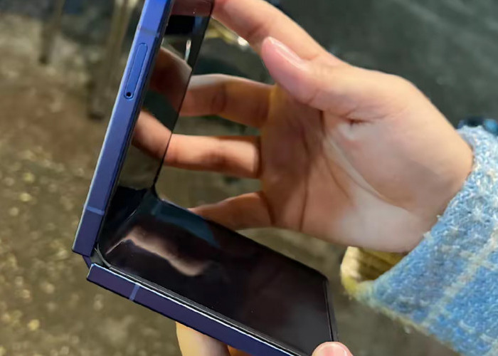 Suka Pakai HP Lipat Harus Siap Tanggung Resiko, Jika Muncul Efek Garisan Jangan Buru-buru Ganti LCD