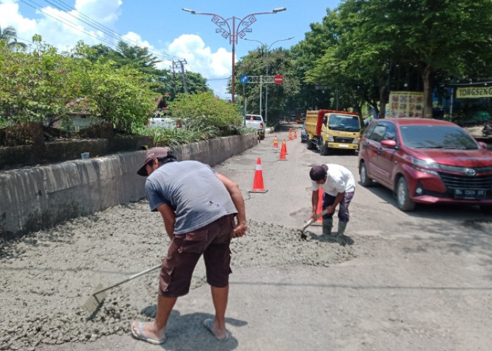 Dinas PUPR Muara Enim Lakukan Perbaikan Darurat Jalan Nasional untuk Keselamatan Pengendara