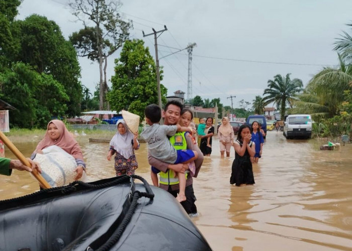 Polda Sumsel Respon Cepat Bantu Korban Banjir di Muratara, Kapolda: Bukti Polri Hadir di Tengah Masyarakat
