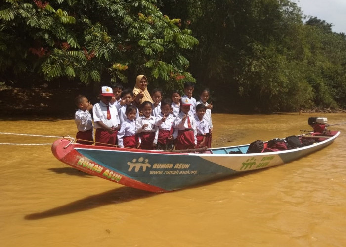 Pengabdian Guru dan Harapan Siswa di Muratara, Dulu Puluhan Tahun Melintasi Hutan Kini Menikmati Perahu