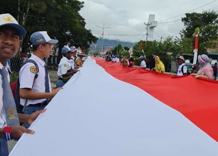 Merdeka! Ribuan Warga Papua Pengunungan Antusias Bentangkan Bendera Sepanjang 2023 Meter di Jalan Yos Sudarso