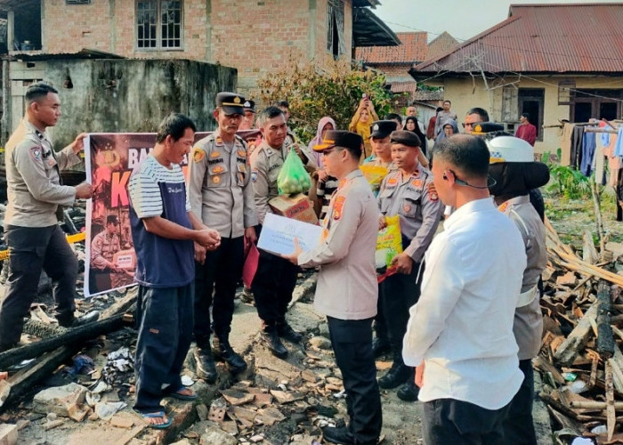 Rumah Ludes Terbakar, Kapolres Prabumulih Turun Langsung Salurkan Bantuan untuk Korban