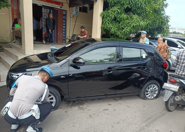 Jaga Ketertiban, Provost Tindak Kendaraan yang Parkir Tidak Sesuai Aturan di Mapolda Sumsel