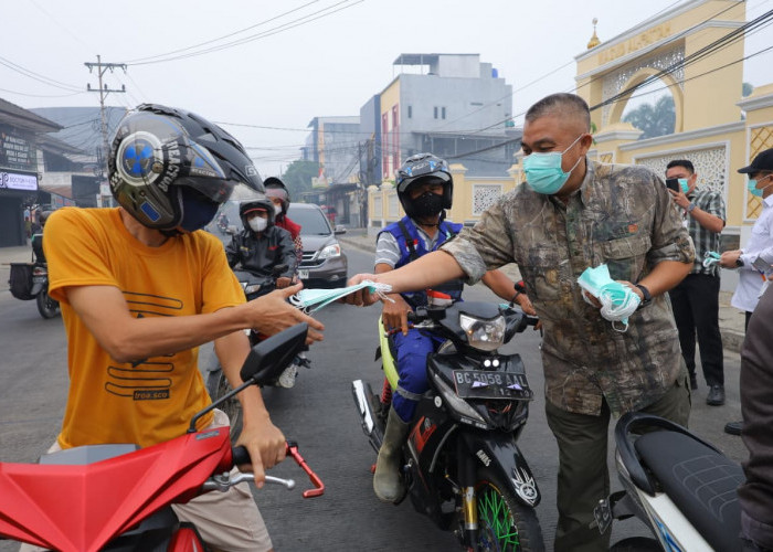 Cegah Dampak Buruk Kualitas Udara, Pemkot Palembang Bagikan 15.000 Masker ke Pengendara