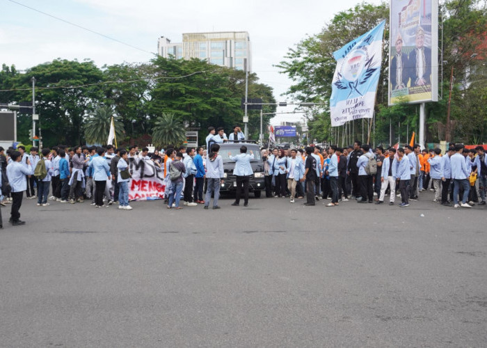Ratusan Mahasiswa UIN Raden Fatah Turun ke DPRD Sumsel, Polda Pastikan Aksi Kondusif, Ini Butir Tuntutannya