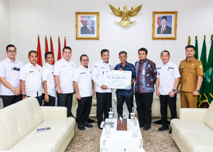 Bupati Muba dan BPJS Ketenagakerjaan Serahkan Santunan Rp42 Juta kepada Ahli Waris Pekerja Rentan