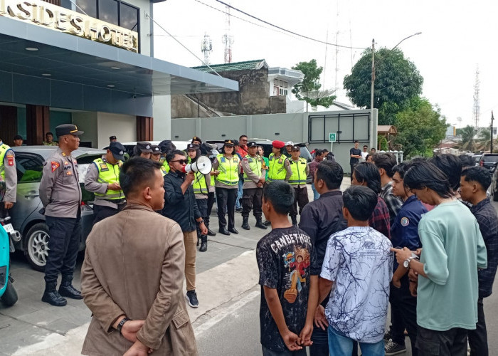 Operasional Hotel Parkside Palembang Ditutup Paksa, Disaksikan Personel Kepolisian Simbolis Digembok Massa 