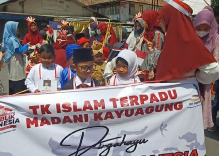 Masyarakat Kabupaten OKI Antuasis Saksikan Pawai Karnaval HUT Kemerdekaan RI ke-78