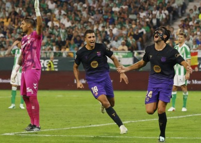 Barcelona Gilas Betis 5-2, Yamal Terlibat Kontak Fisik dengan Bernal 