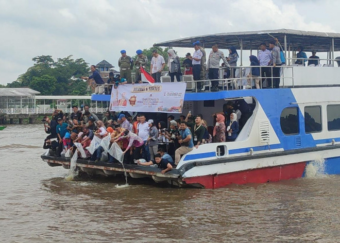 Wako Palembang-Delegasi JKPI Tebar Benih Ikan di Sungai Musi