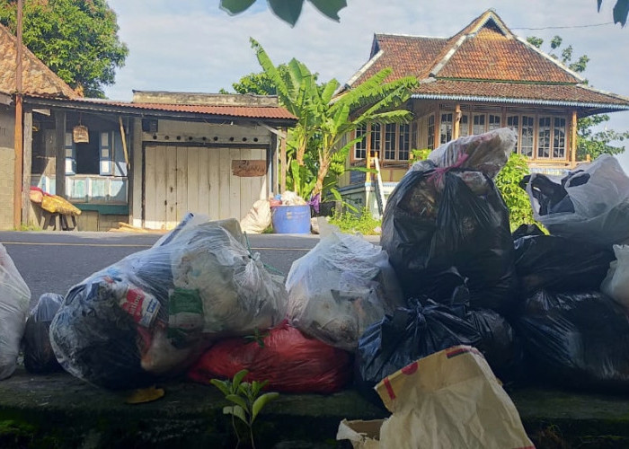 Sudah 3 Hari Menumpuk di Pinggir Jalan, Sampah di Sungai Pinang Ogan Ilir Keluarkan Bau Tak Sedap
