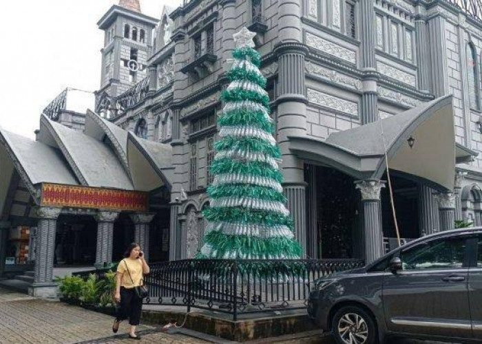 Estetik! Gereja Katedral St Maria Palembang Punya Pohon Natal Unik dari Botol Bekas, Tingginya Bikin Melongo