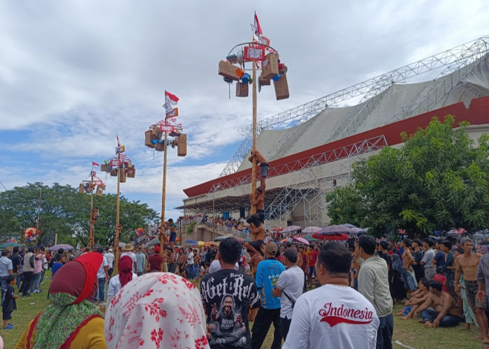Meriahkan HUT ke-80 Kemerdekaan RI, Pemkab OKI Gelar Panjat Pinang, Perebutkan Hadiah Jutaan Rupiah