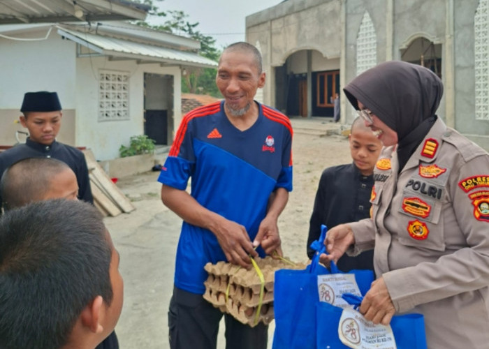 Polres OKU Timur Berbagi Sembako dengan Anak Yatim di Pondok Darul Hijrah