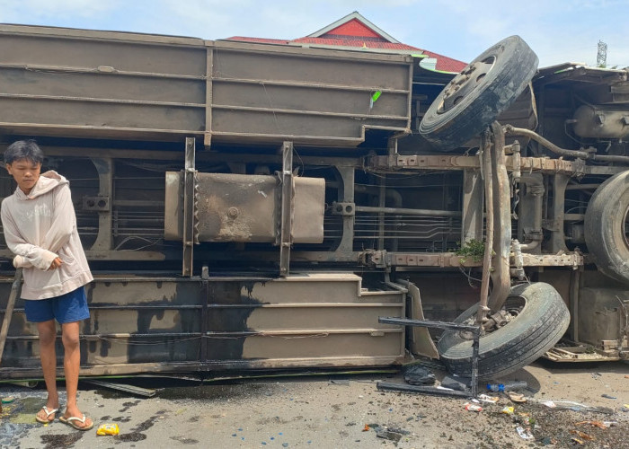 Bus SAHABAT Asal Sumbar Terbalik di Prabumulih, Penumpang: Kami Keluar Merangkak Pelan-pelan