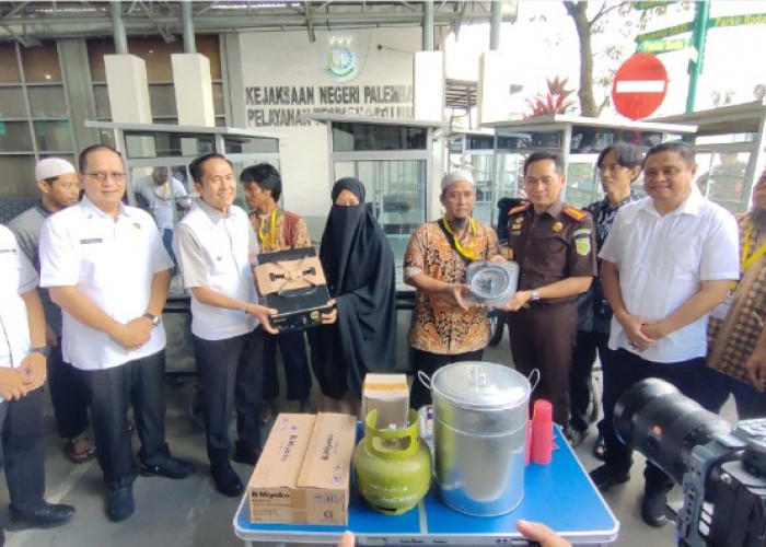 Kejari Palembang Serahkan 7 Gerobak Bakso untuk Eks Napiter, Dorong Bangkitnya Ekonomi dan Kehidupan Baru