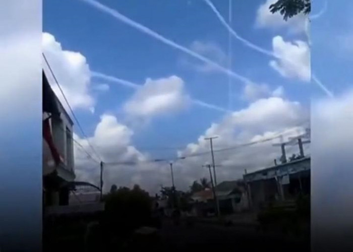 Viral, Beredar Video Kilatan Sinar dan Asap di Langit Palembang, Netizen: Perang Senjata Biologi Dimulai