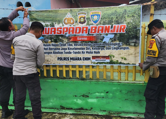 Curah Hujan Tinggi, Polsek Lawang Kidul Pasang Spanduk Peringatan Waspada Banjir