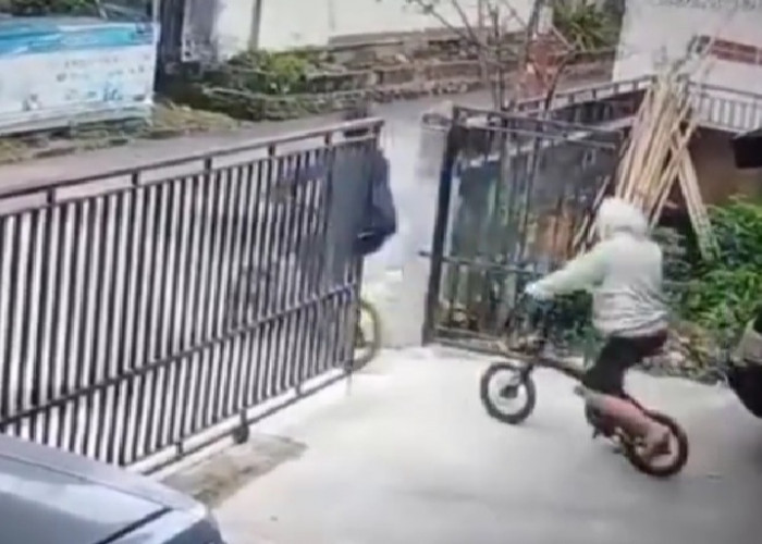 2 Pria Tertangkap CCTV Curi Sepeda Mahal di Sukabangun 2 Palembang, Viral di Sosial Media