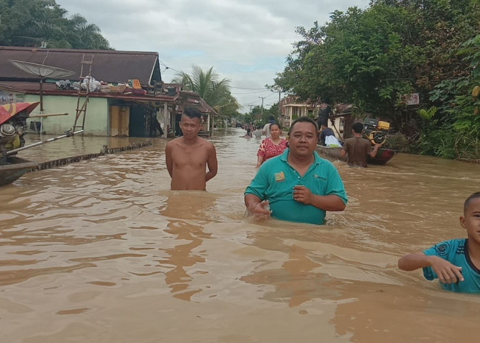Rumah Terendam, Warga Muratara Rayakan Pergantian Tahun Baru 2024 di Atas Banjir Luapan