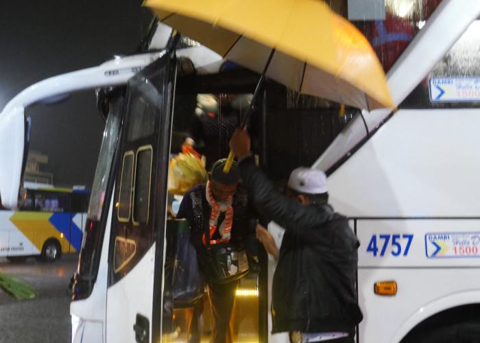 Kedatangan Kloter 13 Debarkasi Palembang Disambut Hujan Deras, Jemaah Haji Disiapkan Garbarata Menuju Bus