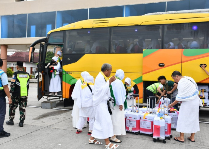 Gelombang Kedua Embarkasi Palembang Diberangkatkan, Jemaah Kenakan Pakaian Ihram Sejak dari Asrama Haji