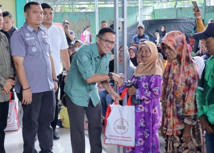 Kendalikan Inflasi Palembang, Ratu Dewa Serahkan 353 Sembako di Kecamatan Seberang Ulu I