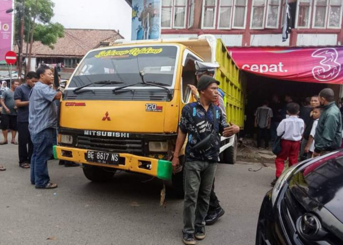 Diduga Tak Kuat Menanjak Saat Naik Jembatan, Mobil Truk Mundur Masuk ke Toko Emas 