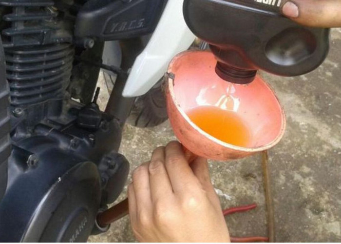 Cara Ganti Oli Mesin Motor Sendiri tanpa Kunci Torsi Bagi Pemula di Libur Akhir Pekan