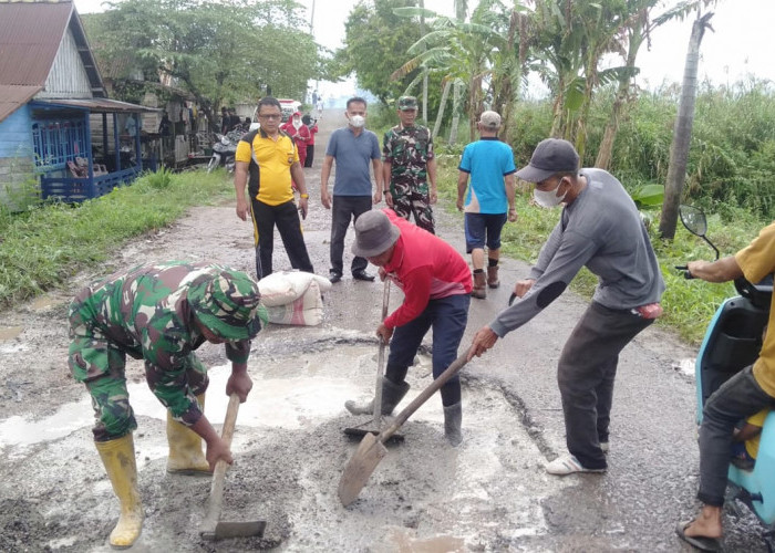 Warga dan Perangkat Desa Pedamaran OKI Gotong Royong Perbaiki Jalan Akses yang Rusak 