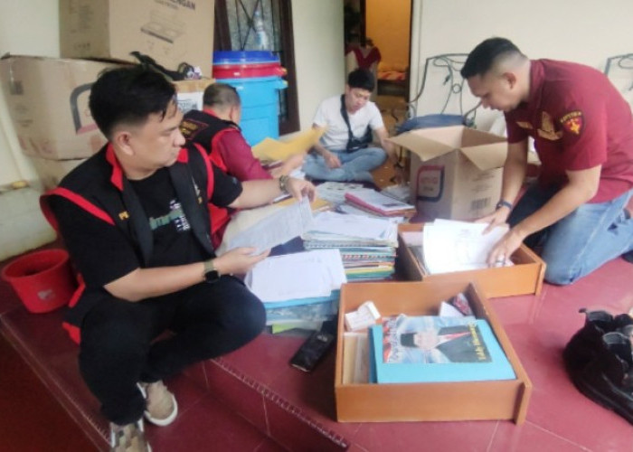 2 Jam Geledah Rumah Tersangka Harnojoyo,Kejati Sumsel Sita Dokumen Terkait Korupsi Pasar Cinde