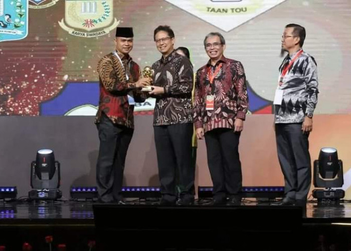 Walikota Prabumulih Ridho Yahya Terima UHC Award dari Wapres 