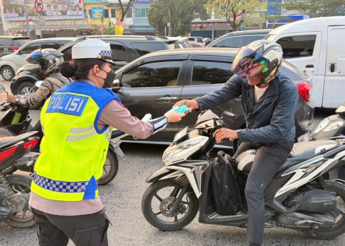 Kabut Asap Karhutla Ancam Kesehatan, Polwan Polda Sumsel Bagikan 1.000 Masker ke Warga