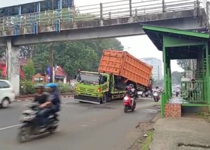 Angkut Dumptruk, Towing Tronton Nyangkut di JPO Jalan Sudirman Palembang, Jalan Macet