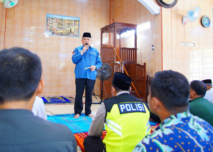 Pj Bupati Sandi Safari Jumat ke Masjid Baitussholihin Desa Senawar Jaya