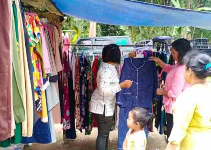 Harga Karet dan Sawit Anjlok, Pedagang Pakaian Di Pasar Kalangan Desa Kemang, Musi Banyuasin, Sepi Pembeli 