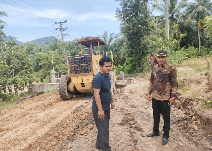 Pemkab OKU Timur Fokus Perbaikan Jalan, Warga Bunga Mayang Apresiasi Kinerja Enos-Yudha