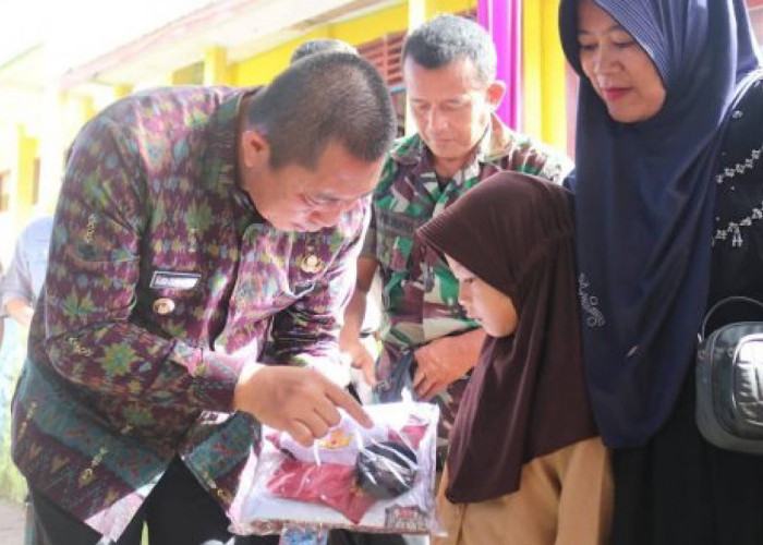 Luncurkan Sekolah Gratis Plus, Walikota Pagaralam Serahkan Peralatan dan Seragam Sekolah