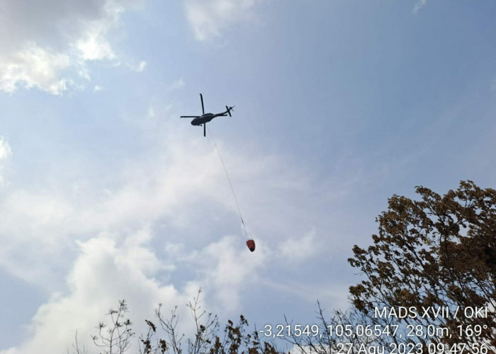 Helikopter Water Bombing Padamkan Api Karhutla di Lebak Deling Pampangan OKI, Kesulitan Sumber Air