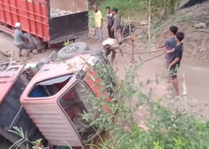 Lintasi Jalan Darurat di Payaraman Ogan Ilir, Dump Truk Pengangkut Material Terbalik