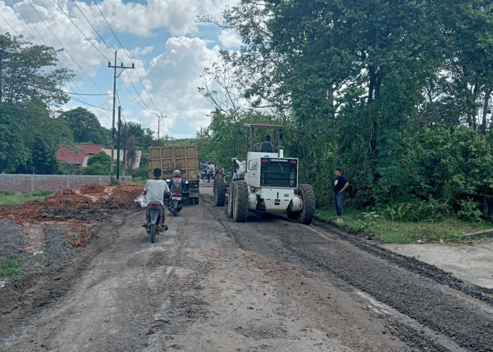 Pemkab Ogan Ilir Kembali Tangani Jalan Rusak Akses Meranjat-Tanjung Batu Lewat Penghamparan Agregat