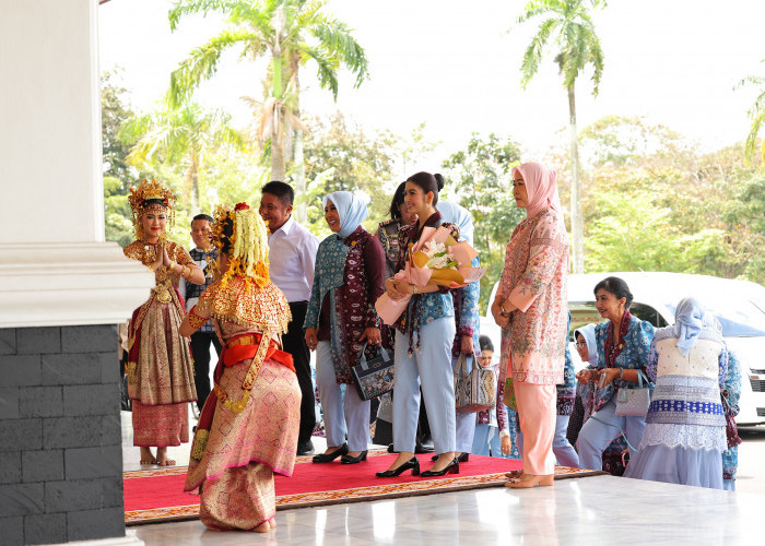 Selvi Gibran Terkesima Kilau Mewah Songket Palembang dan Lezatnya Pindang di Griya Agung