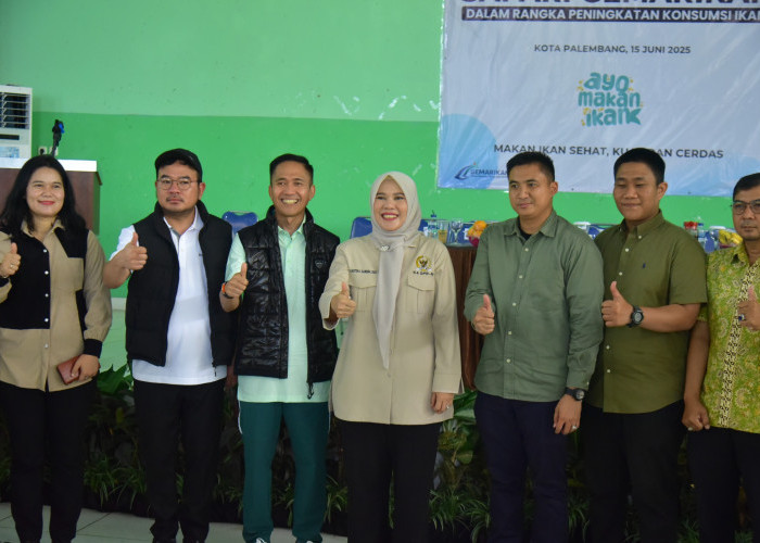 Wali Kota Palembang Bersama Anggota Komisi IV DPR RI Salurkan Bantuan: Ajak Warga Gemar Makan Ikan
