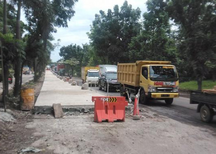 Perbaikan Jl Soekarno tak Kunjung Selesai