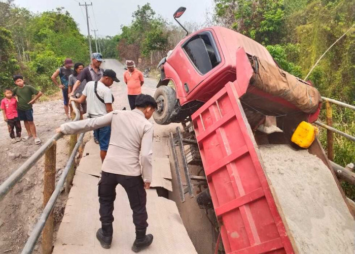 Jembatan Besi di Tanabang Ilir Muara Kuang Ogan Ilir Roboh, Saat Dilintasi Dump Truk Pembawa 6 Kubik Pasir