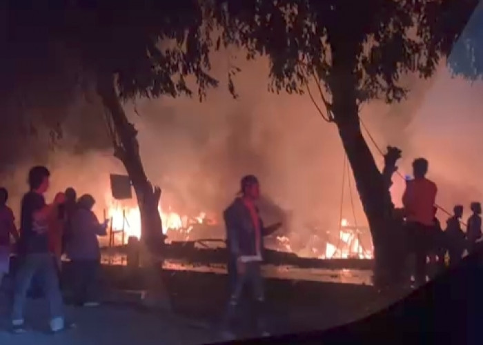 BREAKING NEWS! Kebakaran Hebat di Pal 10 Karyajaya Palembang, Tampak Api Membumbung Tinggi